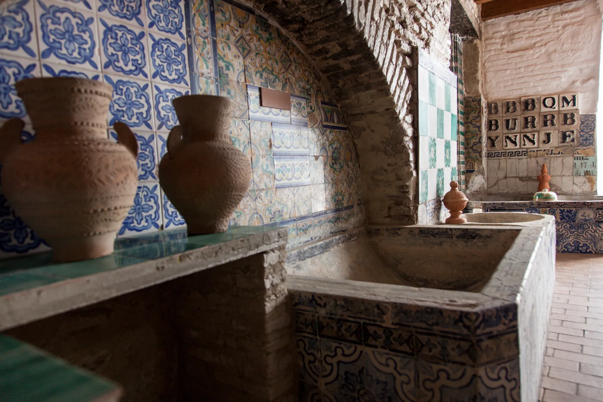 Imagen de vasijas y fuente