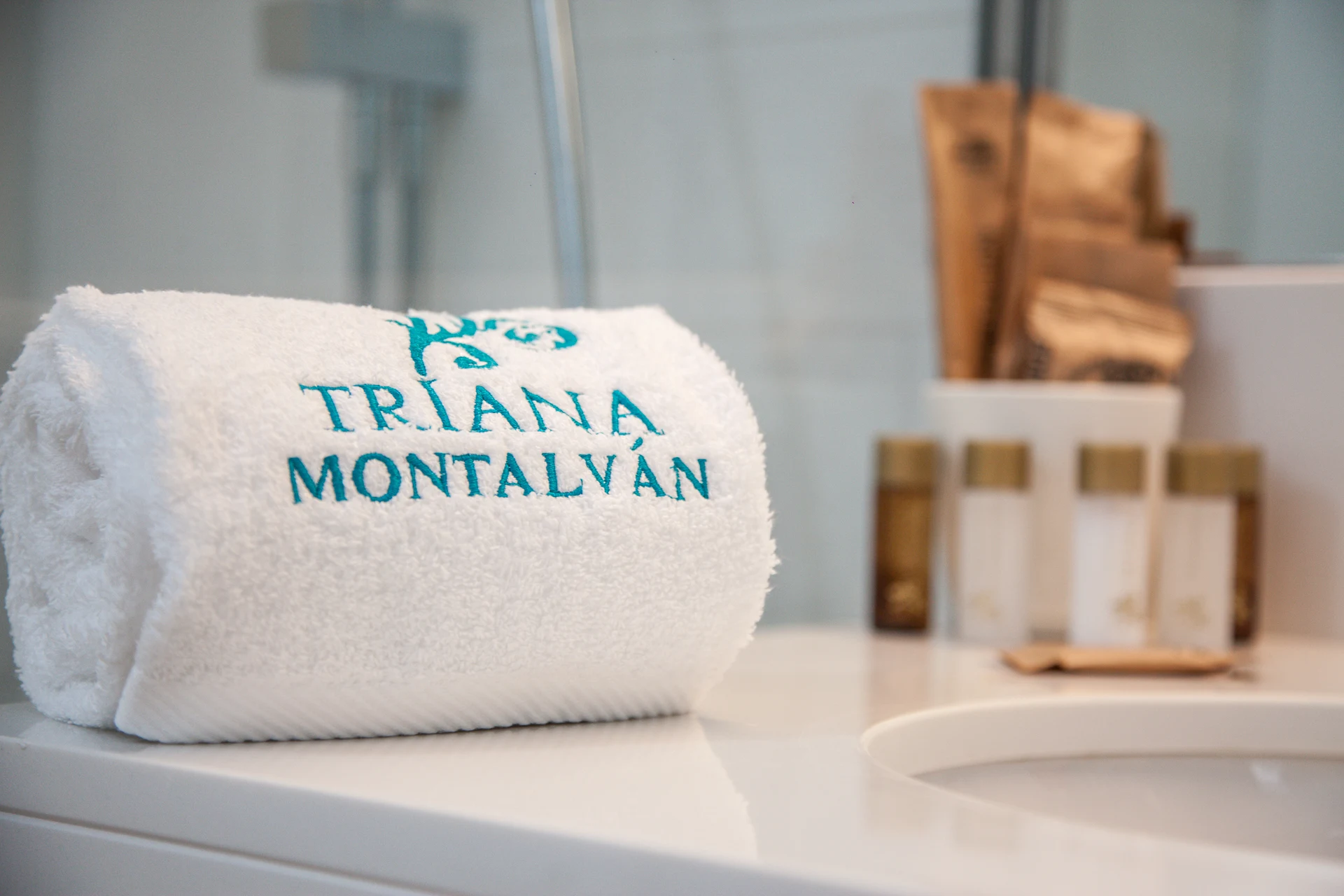 foto toalla y amenities imagen toallas